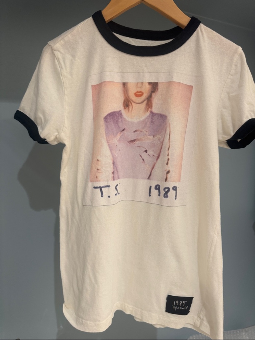 Taylor Swift Ringer Polariod T Shirt Size XS The 1989 World Tour Vintage EUC!